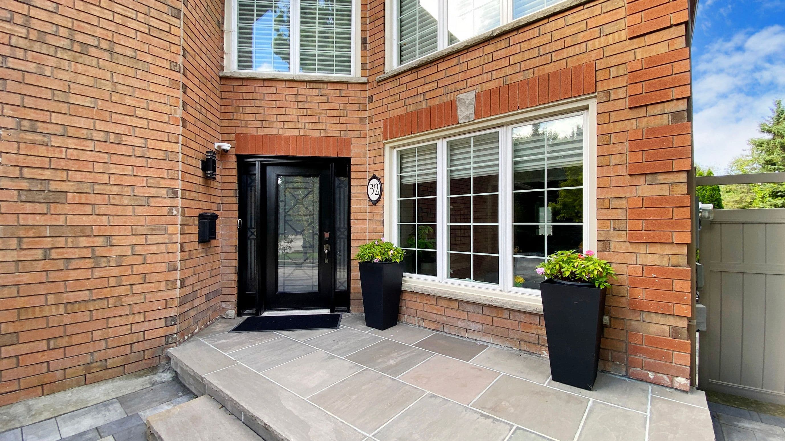 Secondary listing photo of 5 bedroom Detached house in Vaughan at 32 Dalmato Court.